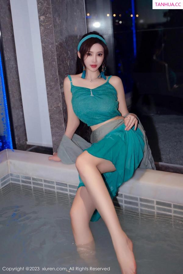 周妍希 奶瓶土肥圆 [XiuRen]高清写真图 2023.12.29 No.7886 Carol周妍希 温泉美腿第12张图片